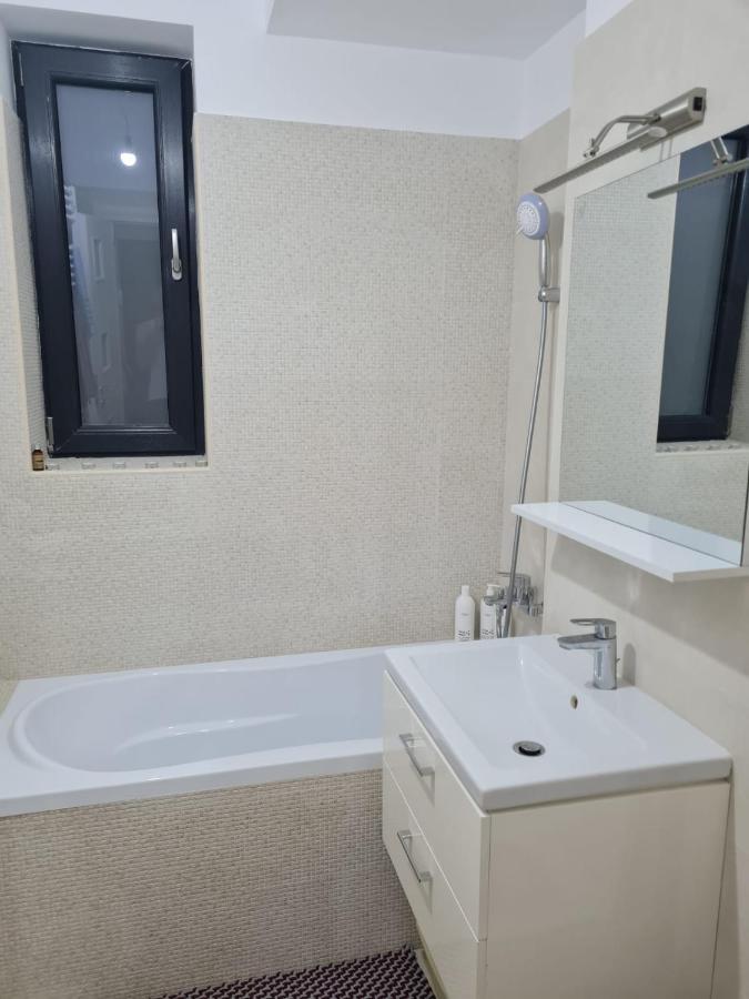 Deluxe 2 Bedroom Apartment With Balcony And Private Parking Bragadiru エクステリア 写真